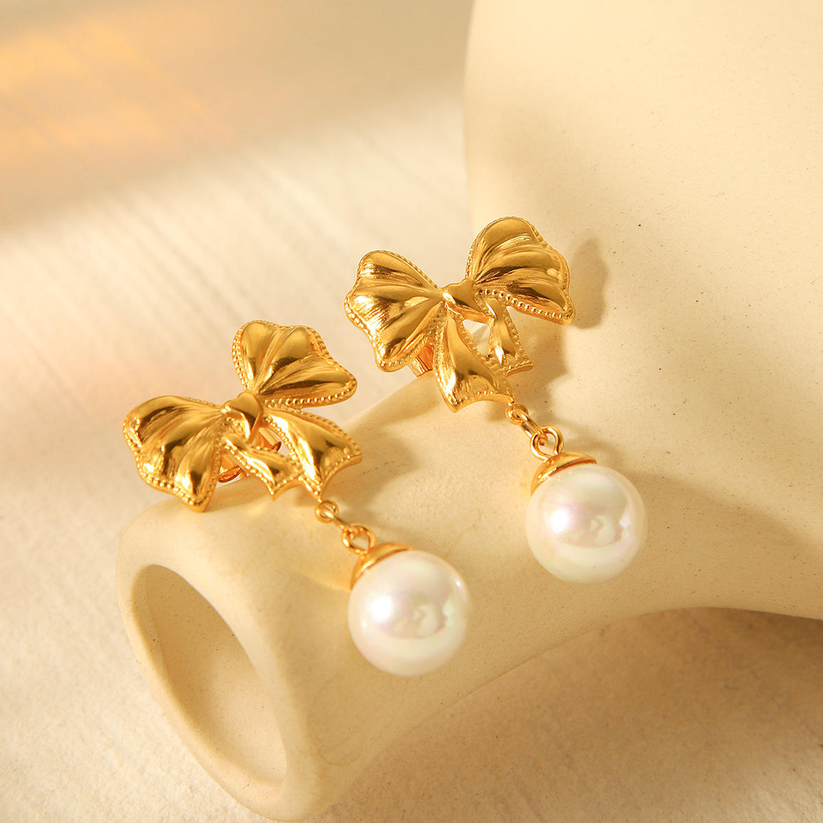 Bow Pearl Earring